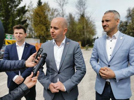 Prva lopata za ureditev glavne ceste G2-106 odsek Žlebič- Kočevje skozi naselji Grič in Breg